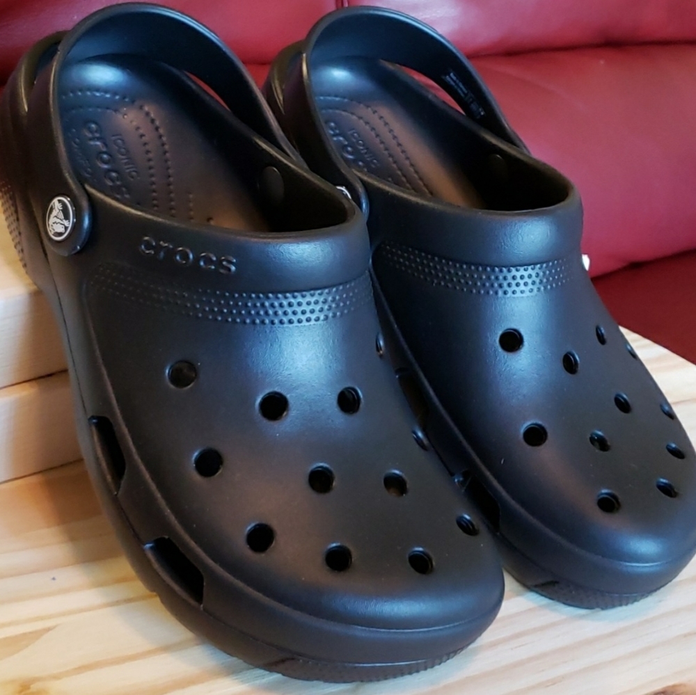 New crocs 'coastal clog '/black.  Size m6/w8